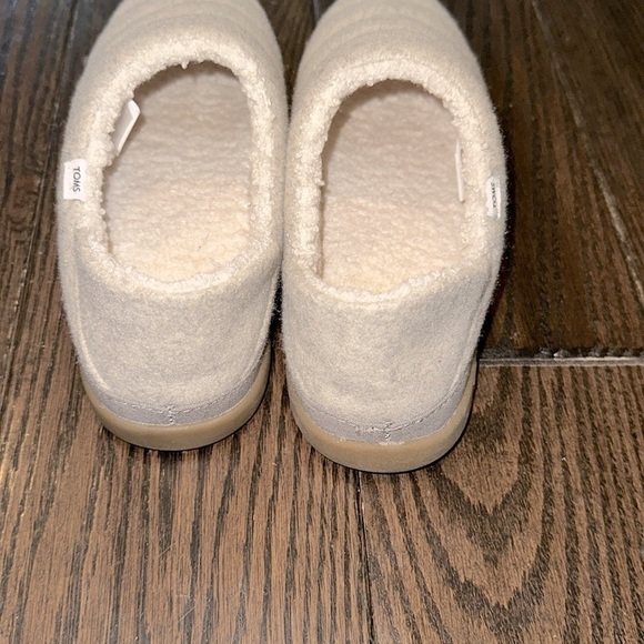 Toms Plush Cream Slip-Ons size 5 - Picture 4 of 8